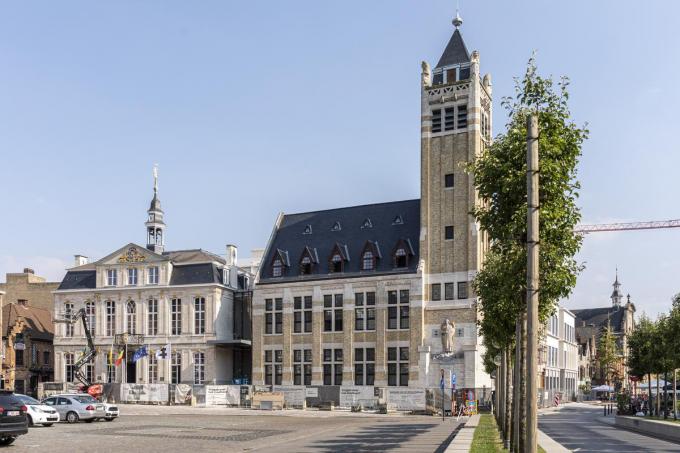 De nieuwe toegang tot het stadhuis sistueert zich nu tussen het belfort (rechts) en het stadhuis (links).