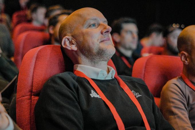 Olav Spahl, topsportdirecteur van het BOIC, geniet even mee in de cinema van Monte Marcella.