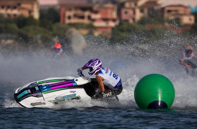 Yoni raasde tijdens het wereldkampioenschap met jetski over het water.