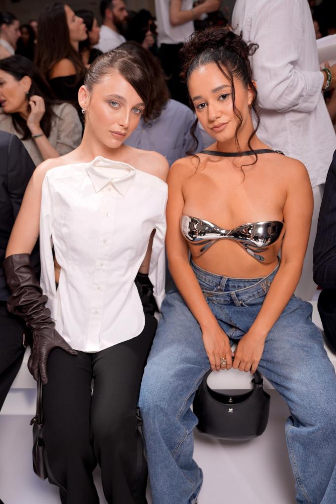 Emma Chamberlain en Lena Mahfouf bij Jean Paul Gaultier