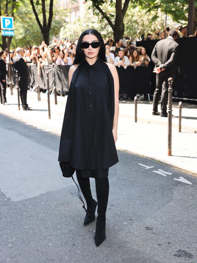 Charli XCX bij Balenciaga