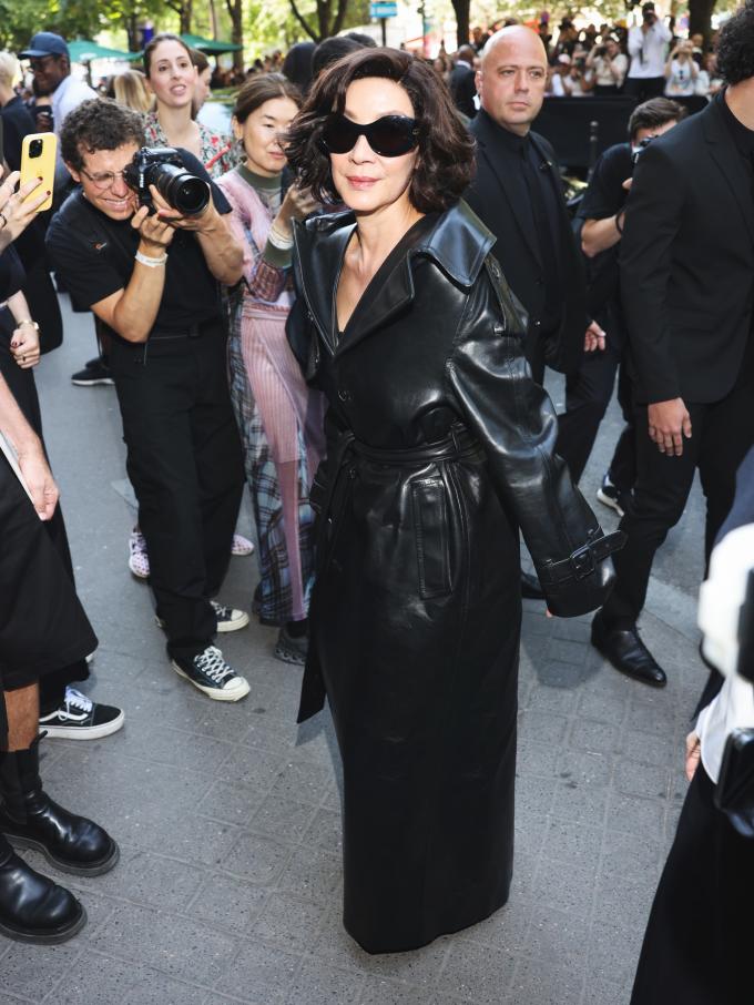 Michelle Yeoh bij Balenciaga