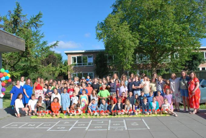 Op zijn laatste werkdag werd meester Stefan door alle kinderen en personeelsleden van De Klimrank nog eens extra in de kijker geplaatst.