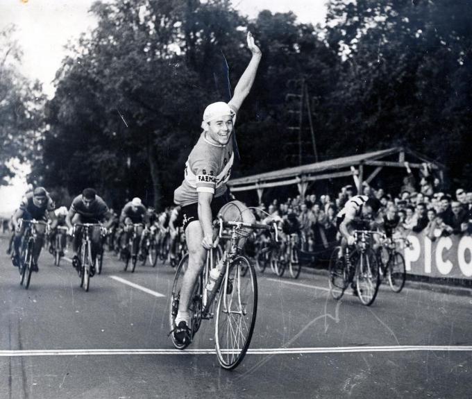 Desmet bij zijn zege in Parijs-Tours in 1958. Later zou hij 31 jaar lang met zijn vrouw Café Parijs-Tours uitbaten in Lichtervelde.