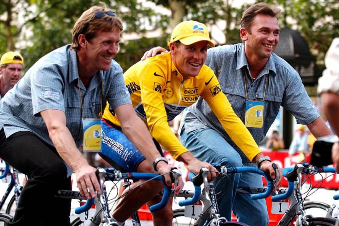 Dirk Demol (links) naast Lance Armstrong en Johan Bruyneel na de zege in de Tour de France 2002.