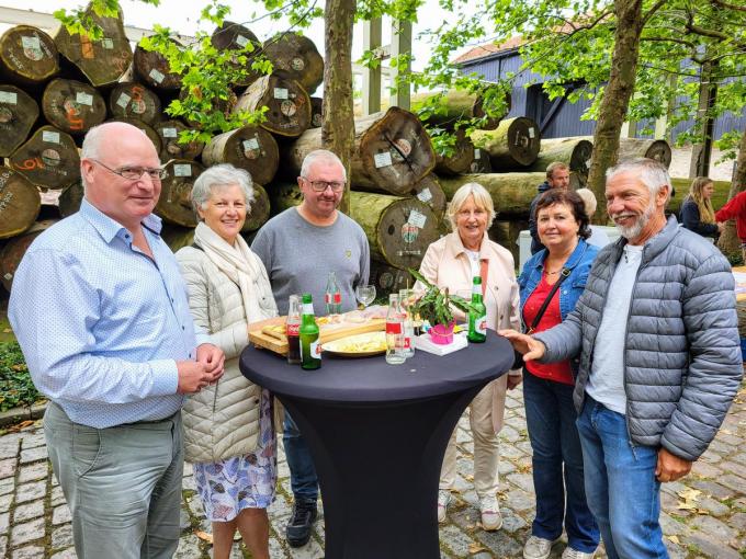 Anne (tweede van links) met enkele buurtbewoners tijdens de opening