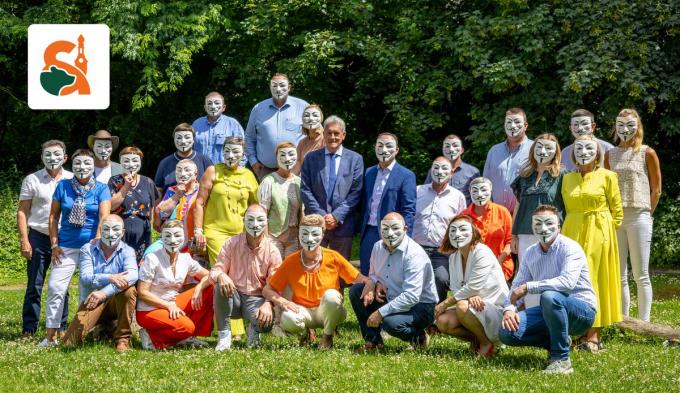 Luc Vannieuwenhuyze poseert op een foto tussen de andere kandidaten van CD&V, maar die dragen (voorlopig) nog allemaal een masker.