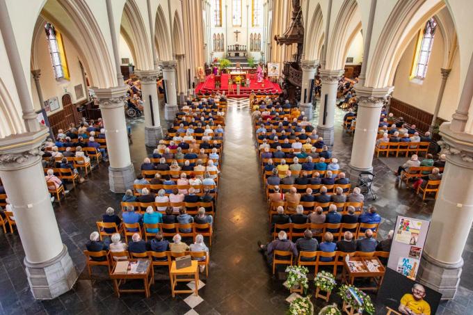 Vooraan in de kerk stond een grote foto van Gilbert Desmet in zijn gele trui.