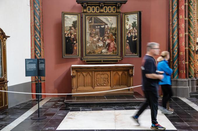 In de Onze-Lieve-Vrouwekerk hangt het zogenaamde De Damhoudertriptiek. De Brugse kunstenaar Pieter Pourbus schilderde het gezin van Joost de Damhouder in 1574.