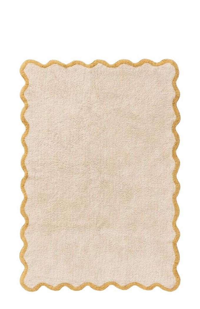 Beige handgetuft tapijt uit 100% katoen met mosterdgele golvende rand ‘Emilia’ (90 x 130 cm)