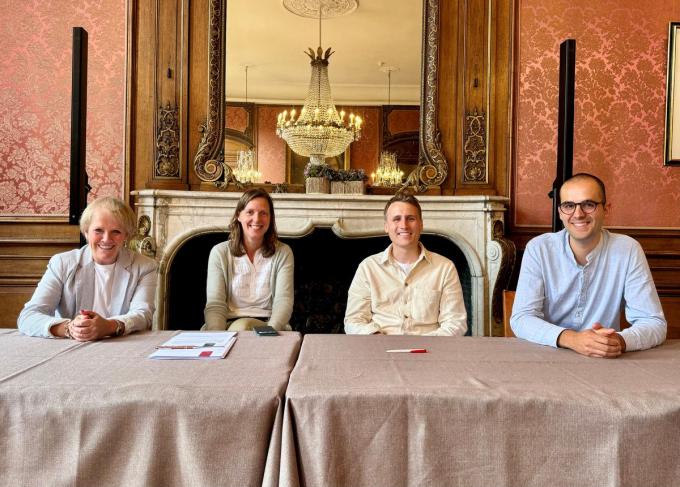 Het team dat de renovatie van veertien Brugse stadsgebouwen realiseert, met links schepen Minou Esquenet.