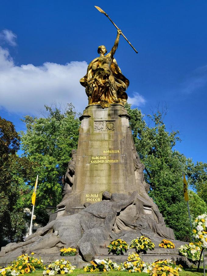 Het vergulde beeld van de Maagd van Vlaanderen keek uit over de feestelijkheden