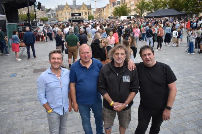 We zien v.l.n.r. Wim Vandamme, Chris Bevernage (zaakvoerder Les Halles), vrijwilliger Marc Merveillie en Bart Devos. (Foto TOGH)