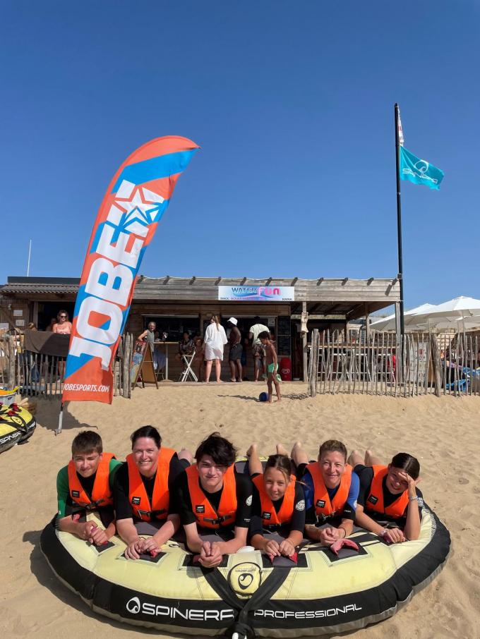 Het obligate groepsportret bij de bouée tractée, hier nog op het strand. Enkele minuten later begint een dollemansrit over de golven. (foto SRA)