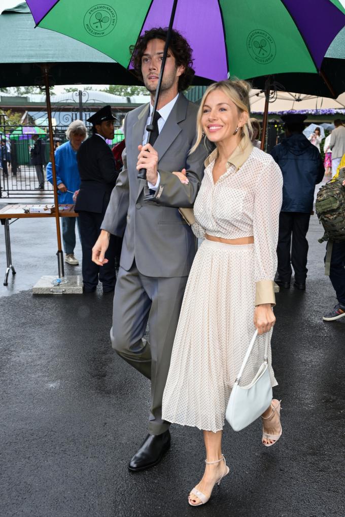 Sienna Miller (42) met partner Oli Green (27)