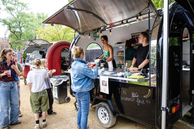 Er heerste een relaxte sfeer op het Cactusfestival: dank zij de heraanleg van het Minnewaterpark is er meer ademruimte voor de festivalgangers.