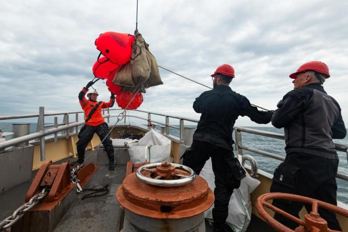 Zaterdag hebben de duikers ongeveer 3,5 ton visnetten aan land gebracht.