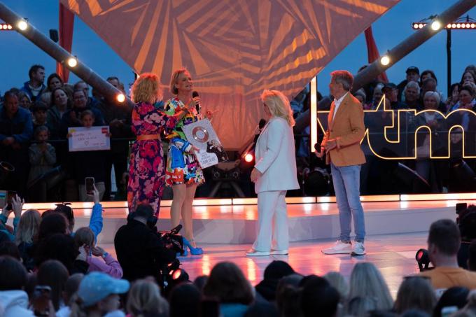 De prinses reikte de gepersonaliseerde Award uit op het podium aan Sandra Kim.