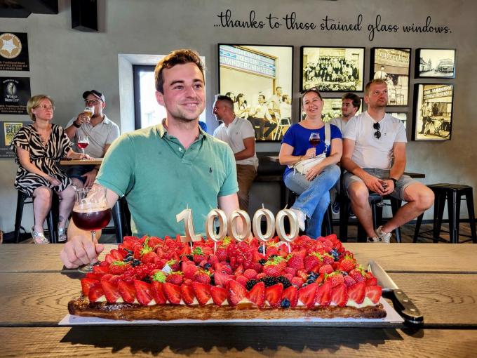 Voor de gelegenheid werd een grote aardbeientaart voorzien