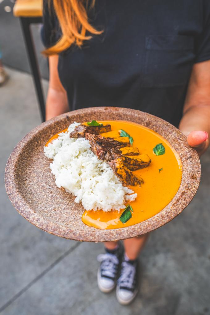 Rode curry met gegrilde steak