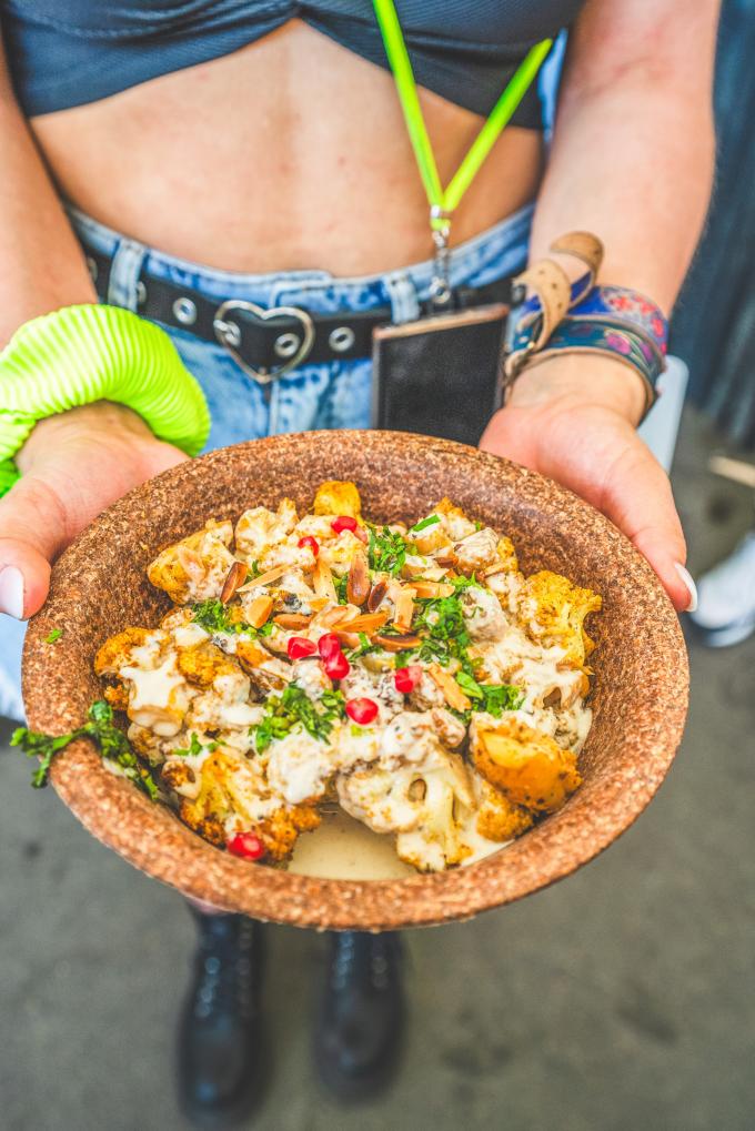 Gegrilde bloemkool met tahindressing en amandelen