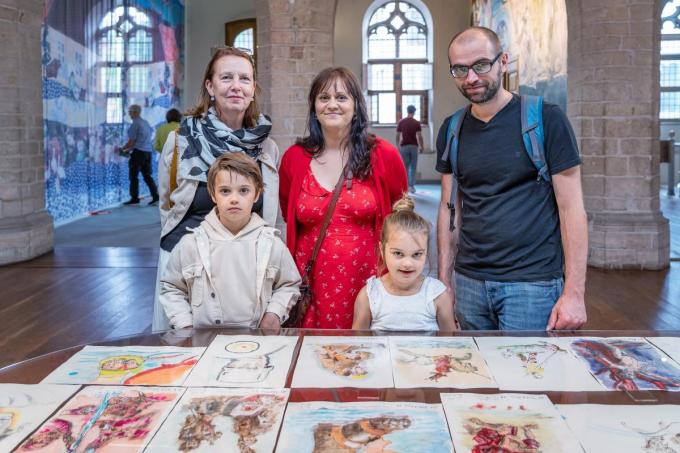 De vrienden en familie Ellie, Lou, Ingrid, Marc en Liesbeth bezochten de Gotische zaal van het Historisch Stadhuis voor de tentoonstelling van het 17de-eeuwse wandtapijt dat het verhaal van Mozes toont die water uit een rots slaat, en waarvoor de studenten van Academie Kortrijk een zelfgekozen detail mochten natekenen. “We maakten er een uitstapje van om de Triënnale en Kortrijk te zien en dat valt enorm mee. Mooi dat dit wandtapijt nog eens eenmalig getoond wordt. Bijzonder mooi tot in alle details”, zegt Marc. “Het is ook verbazend hoe fijn met veel details die tekeningen gemaakt zijn.”