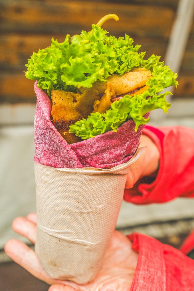 Vegan kebab wrap met bietsalade en aioli