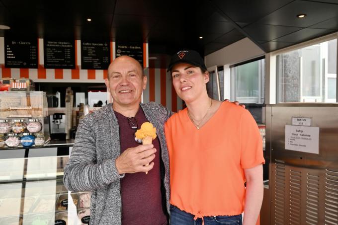 Michel Casteleyn keert nog wekelijks terug naar de zaak die zijn ouders oprichtten en waar Astrid Leplae nu het ijs schept en de wafels bakt.