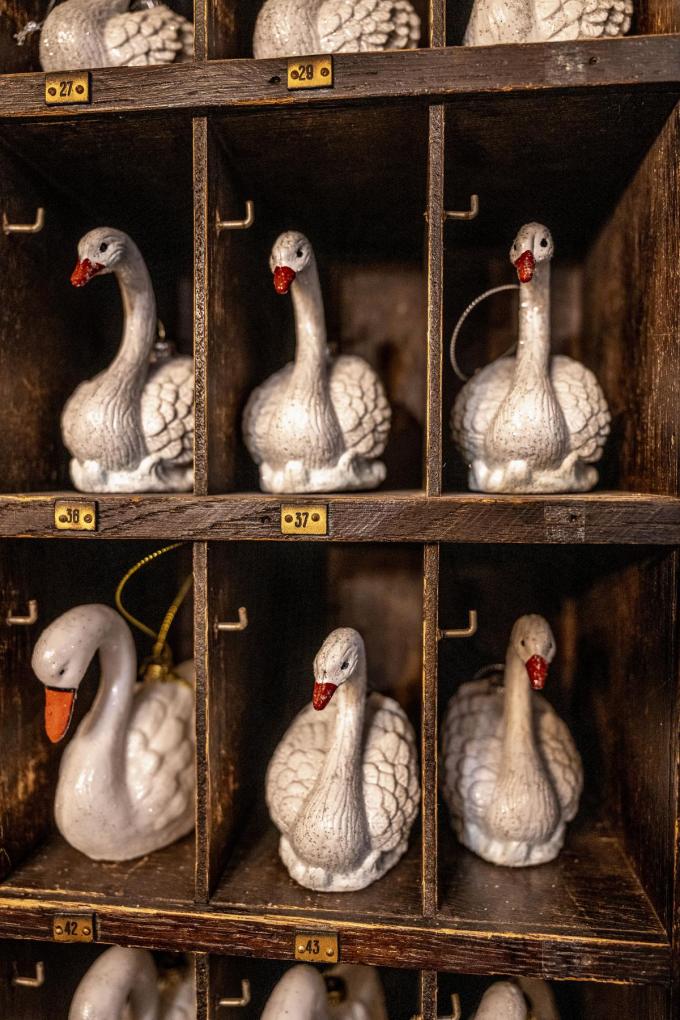 Zwanen mogen uiteraard niet ontbreken in het interieur.