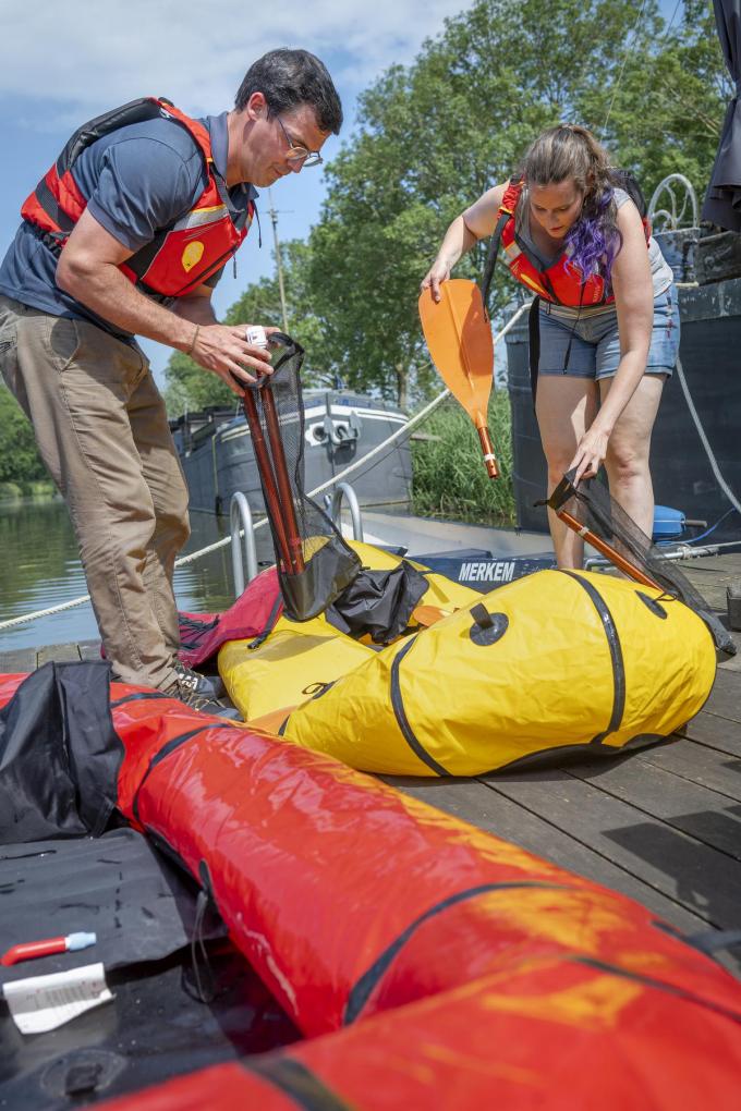 De packraft is eenvoudig op te blazen en leeg te laten om onder de rugzak te hangen.