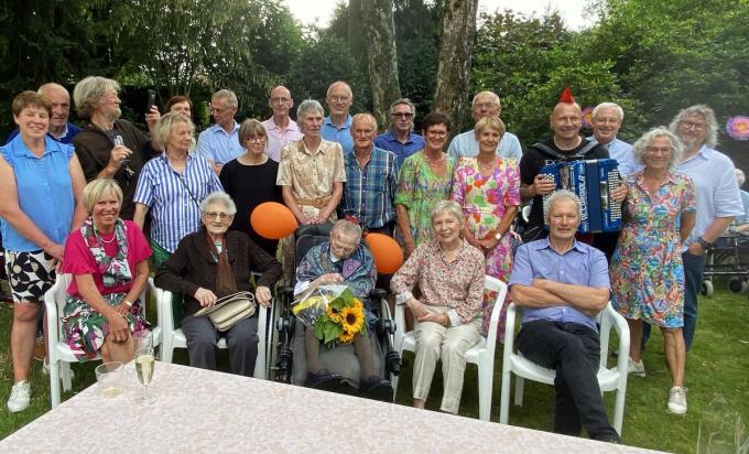 Heel wat neven en nichten van de 100-jarige waren uit de regio Koekelare en elders naar Heule afgezakt voor de verjaardag van zuster Gabrielle. Links van haar zit Simonne-Mingneau-Maertens, haar enige schoonzuster nog in leven.