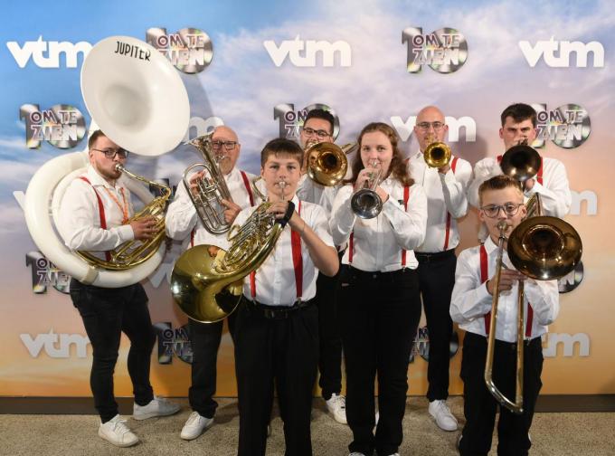 Vooraan Ewout en Mads bij ‘Drum & Muziekkorps KDF Bavikhove’.