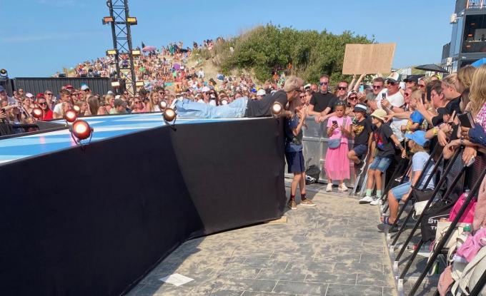 Op deze gsm-foto zie je hoe André volledig plat ligt op het podium om bij Justin te kunnen poseren.