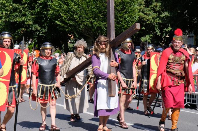 Figuranten brachten taferelen uit het Oude en het Nieuwe testament tot leven.