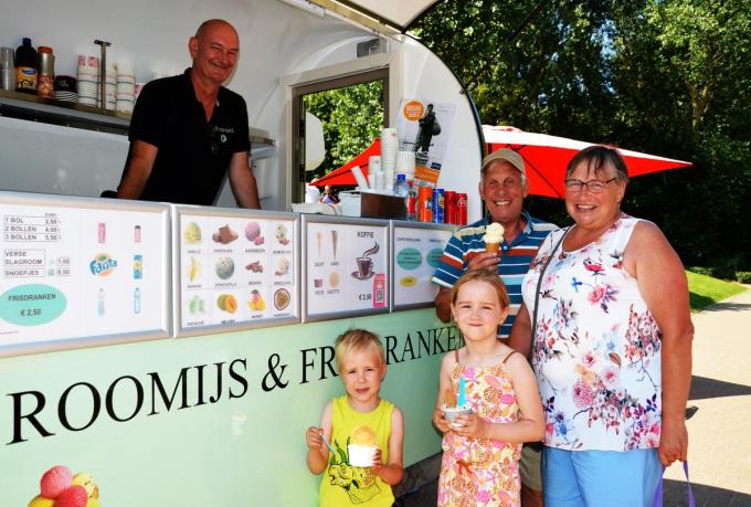 IJsverkoper Jan Peters met Jef Meers, Carine Van Hoef en hun kleinkinderen Kahlan en Owen.