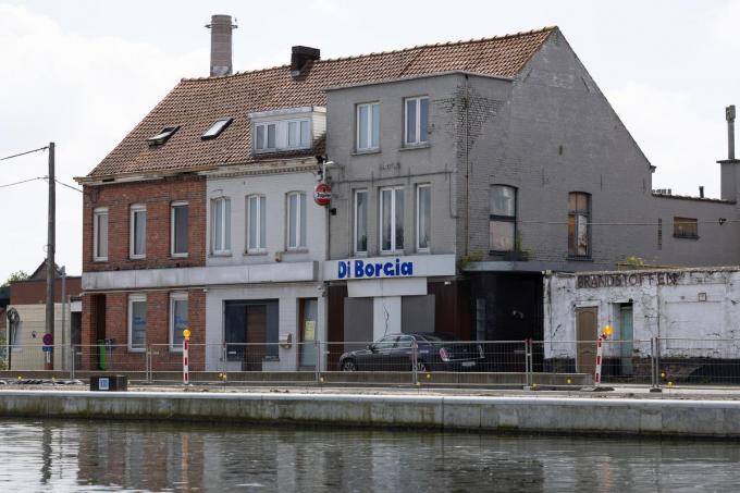 Di Borgia, met daarnaast kolenhandel Maes, springt in het oog vanop het kanaal.