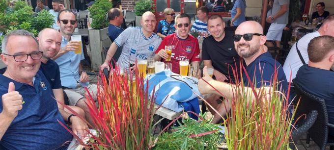 Schotse fans op de Vrijdagmarkt in Brugge, vlak voor de match tegen Cercle.