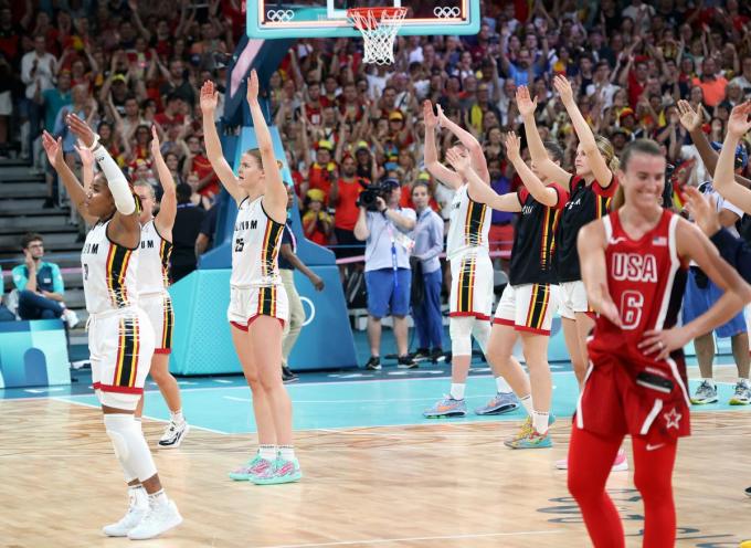 De Belgian Cats deden na afloop van de wedstrijd de Viking Clap om de Belgische fans te bedanken voor hun steun.