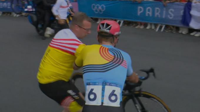 Kurt Roose zorgde voor een snelle fietswissel en hielp Evenepoel zo weer op weg.