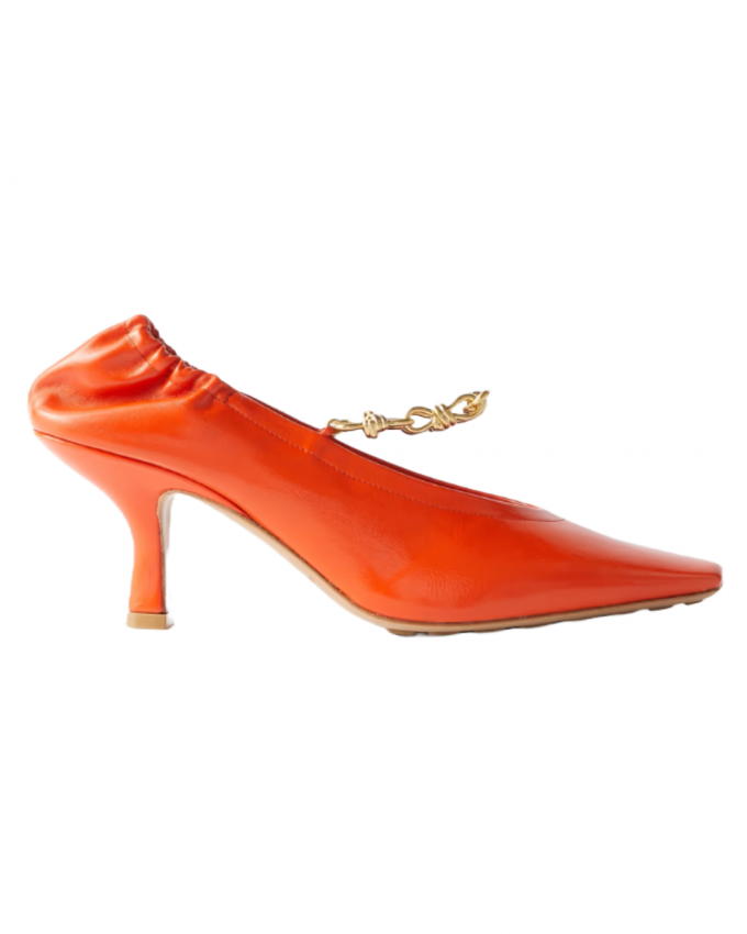 Oranje pump met ketting