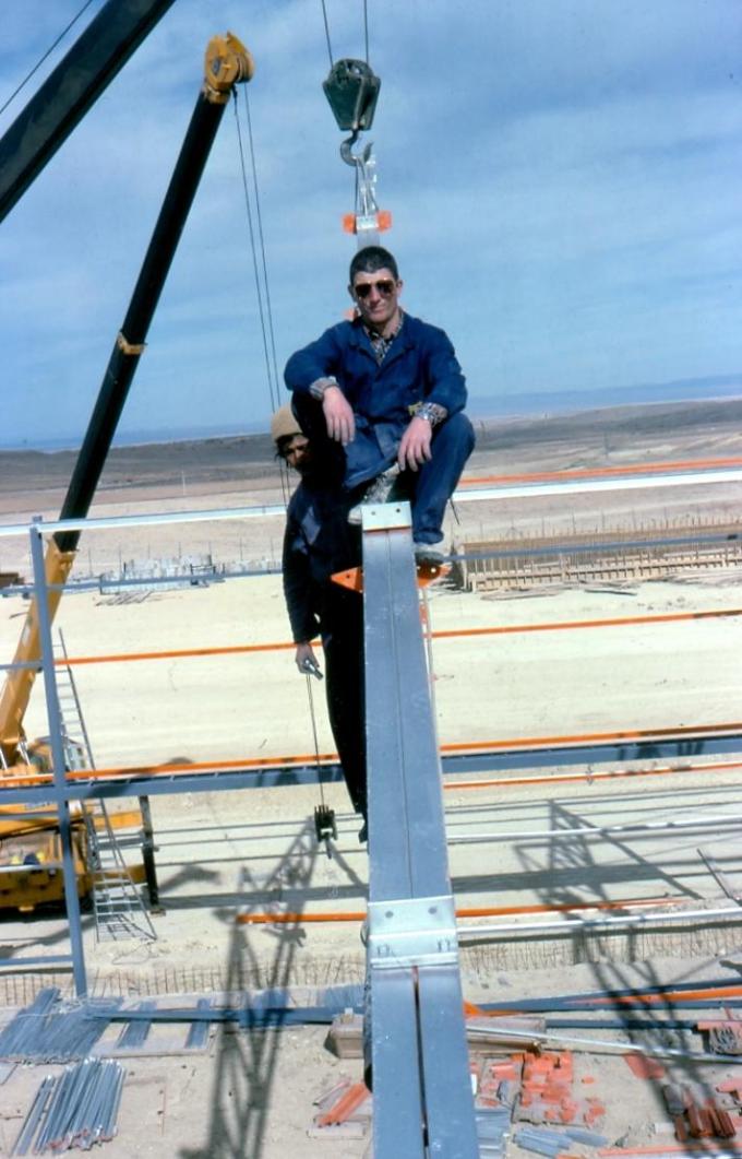 12 meter hoog, monteur José Ecarnot op de werf in Khenchela.