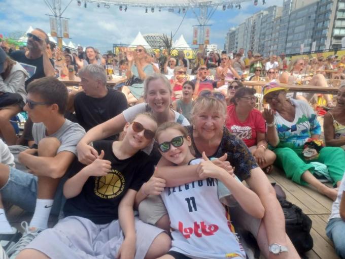 Améline (12) uit Bornem is met haar familie op vakantie in Westende en kwam samen met haar zus Arianne (10) en haar mama Katleen en oma Maria kijken naar de match.