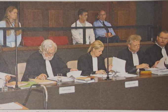 Nele Bruneel en Vincent Vanderschelden met hun advocaten op het assisenproces. (archief KW)