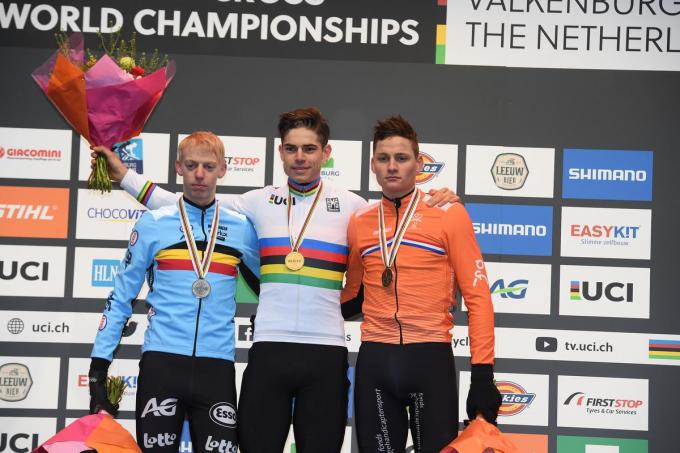 Michael Vanthourenhout, Wout van Aert en Mathieu van der Poel op het podium van het WK Cyclocross in Valkenburg in 2018.