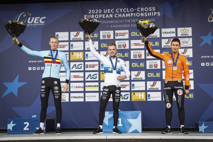 Winnaar Eli Iserbyt met Michael Vanthourenhout (tweede) en Lars van der Haar (derde) tijdens de huldiging van de heren elite wedstrijd op het EK veldrijden in 2020. (foto ANP)