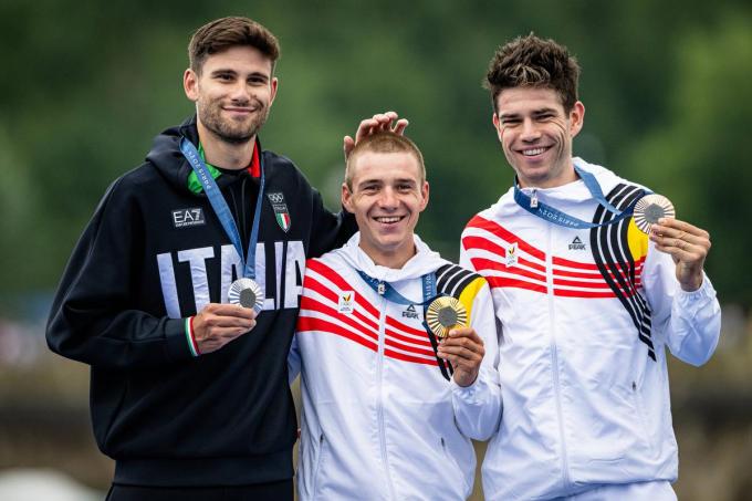 Filippo Ganno, Remco Evenepoel en Wout van Aert glunderen na de tijdrit op de Olympische Spelen 2024.