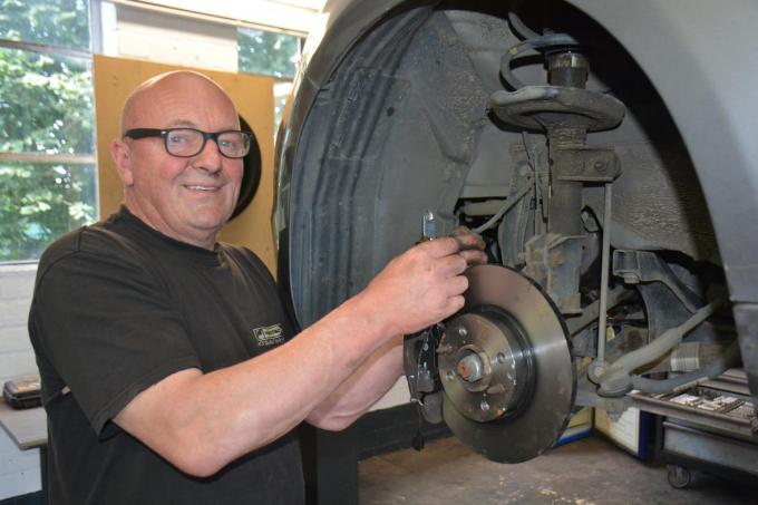 Garagist Johan Desmet sleutelt met liefde aan de auto's.