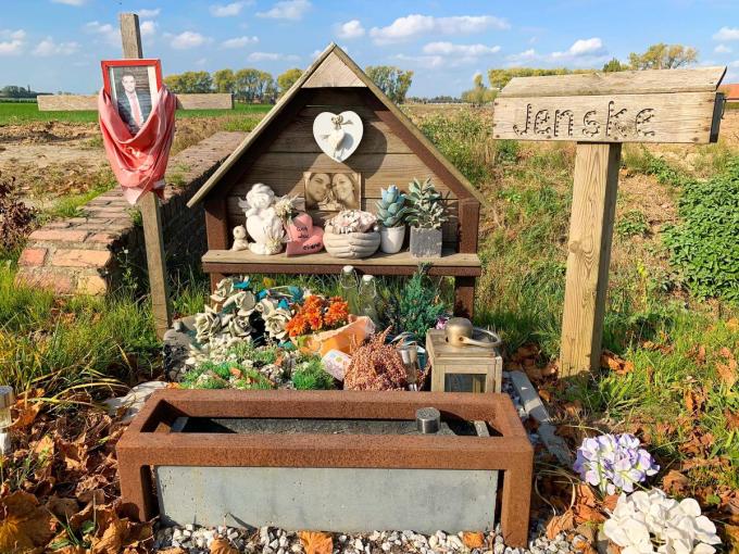 Op de plek van het ongeval is een herdenkingsmonumentje voor Jens Vanderheeren opgericht.