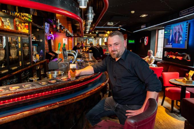 Kevin Tant uit Brugge werkt in Café Jopie.