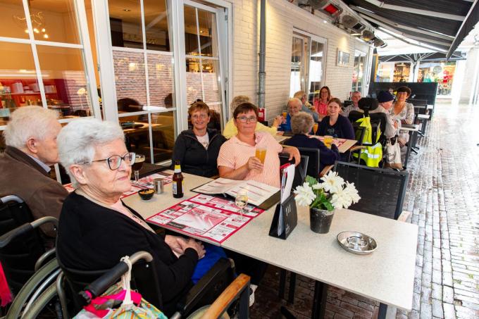 Eveline Dekeyser (vooraan) geniet met enkele wzc-bewoners en begeleiders van een dagje Sluis.